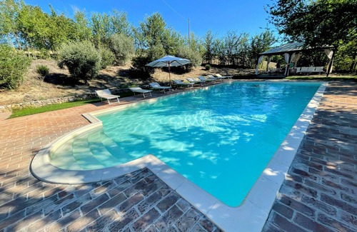 Loreto Villa | Large villa - sleeps 10 - pool - pergola - playground for children - wifi