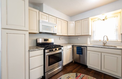 Buechel House | «Large yard big deck gas stove granite Grill lots of parking quiet neighborhood