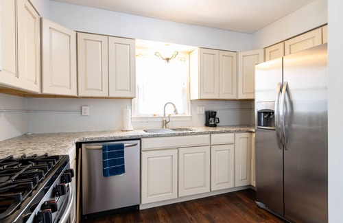 Buechel House | «Large yard big deck gas stove granite Grill lots of parking quiet neighborhood