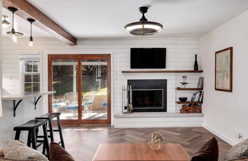 Aqua Monte House | Large Yard, Cozy Vibes - Luxurious Lisa Cottage - GuestSpaces