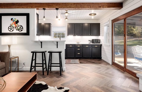 Aqua Monte House | Large Yard, Cozy Vibes - Luxurious Lisa Cottage - GuestSpaces