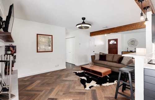 Aqua Monte House | Large Yard, Cozy Vibes - Luxurious Lisa Cottage - GuestSpaces