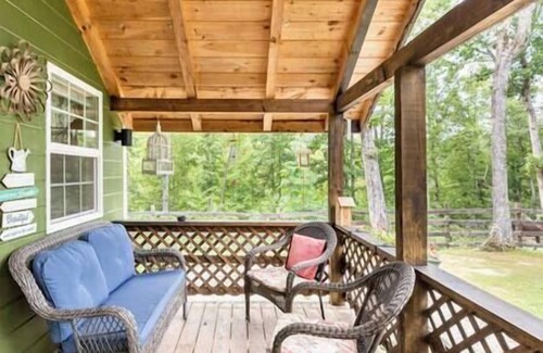Stanton Cabin | Larkspur Cabin with Hot Tub near Red River Gorge