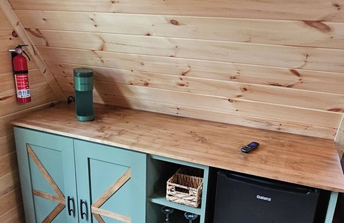 Draper Cabin | Larry's Lookout: Romantic Getaway w/King Bed & Deck