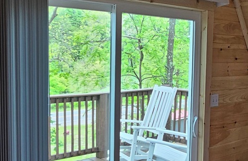 Draper Cabin | Larry's Lookout: Romantic Getaway w/King Bed & Deck