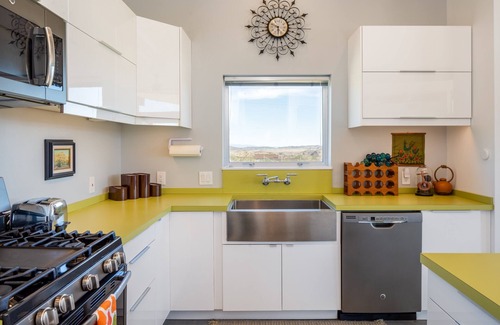 Joshua Tree House | Las Alas Del Sol- A Desert Architectural Gem 2 Bedroom Home by RedAwning