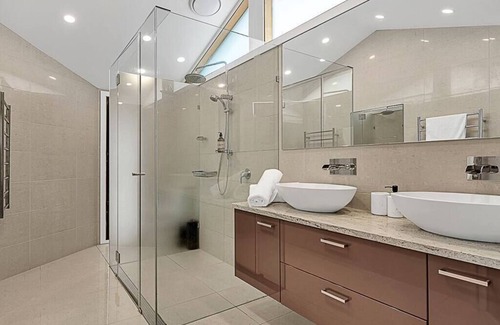 Tugun House | Las Palmas Summary: L