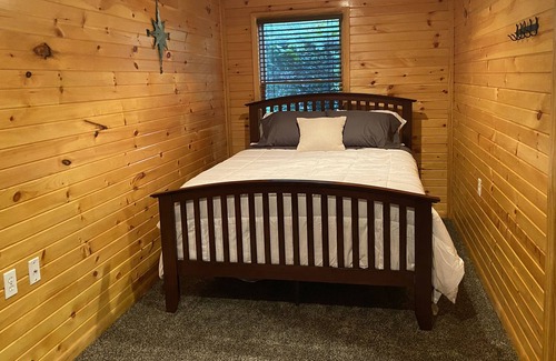 Battle Creek Cabin | Laurabelle Lake House - Lakefront & Dog Friendly