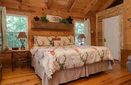 Sautee Nacoochee Cabin | Laurel Haven Cabin - Secluded romantic cabin with hot tub near Anna Ruby Falls