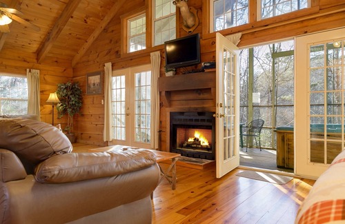 Sautee Nacoochee Cabin | Laurel Haven Cabin - Secluded romantic cabin with hot tub near Anna Ruby Falls