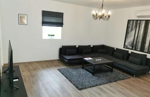 Ukmerge Apartment | Laurentroom Central Park