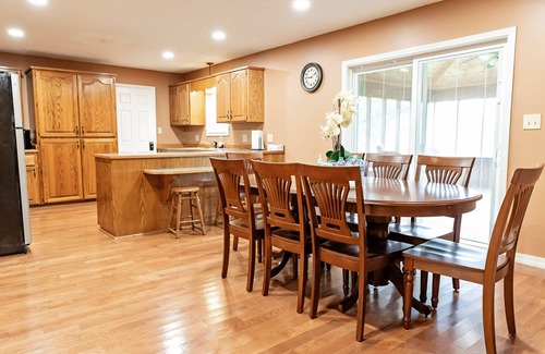 Mountain Grove House | Laurie's Place-Luxurious & Spacious Home Sleeps10! Amazing Large Enclosed Patio!