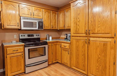 Mountain Grove House | Laurie's Place-Luxurious & Spacious Home Sleeps10! Amazing Large Enclosed Patio!
