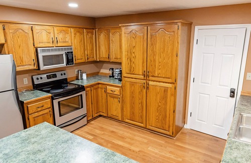 Mountain Grove House | Laurie's Place-Luxurious & Spacious Home Sleeps10! Amazing Large Enclosed Patio!