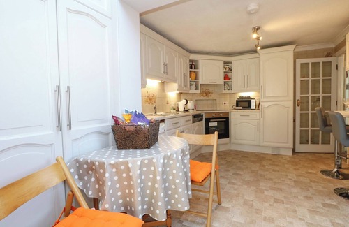 Hailsham Cottage | LAVENDER COTTAGE, pet friendly, with a garden in Hailsham