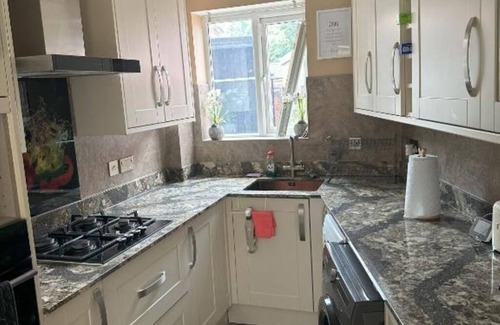 Heath House | Lavish 3 story house : Double Room with Shared Toilet