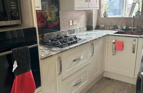 Heath House | Lavish 3 story house : Double Room with Shared Toilet