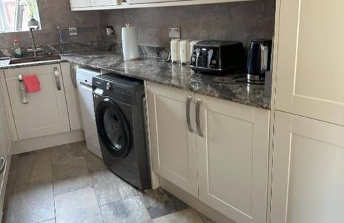 Heath House | Lavish 3 story house : Double Room with Shared Toilet