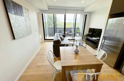Lyneham Apartment | Lavish in Lyneham - 2BD 1Bth Apt