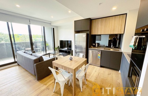 Lyneham Apartment | Lavish in Lyneham - 2BD 1BTH Apt