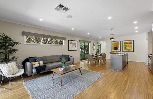 Armstrong Creek House | Lavish Modern Home - 10mins to Torquay & Geelong