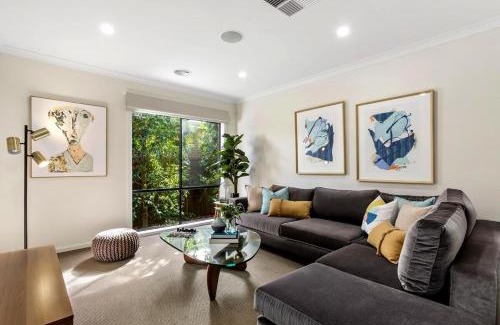 Armstrong Creek House | Lavish Modern Home - 10mins to Torquay & Geelong