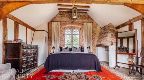 Hales House | Lavish Tudor Estate & Gardens - Sleeps 20