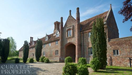 Hales House | Lavish Tudor Estate & Gardens - Sleeps 20