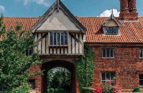 Hales House | Lavish Tudor Estate & Gardens - Sleeps 20