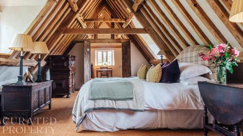 Hales House | Lavish Tudor Estate & Gardens - Sleeps 20