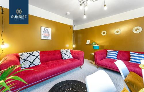 Dundee Apartment | LAW 3 - has 3 rooms, 5 Beds, 1 Bathroom, Free Parking, WiFi, Contractors, Tourists, Relocation, Business, Travellers, Central - Long Stays, INVOICE and REDUCED PRICE are only via SUNRISE SHORT LETS Dundee