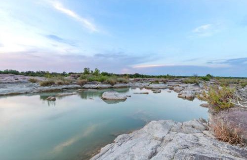 Llano House | Lazo House - Riverfront with Overlooking Llano River