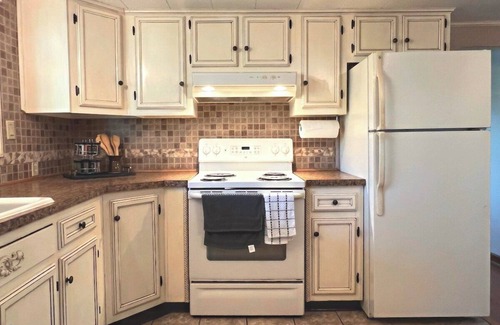 Lewistown House | Lazy Bass Lodge | Riverfront & Porch Views + Boat Launch
