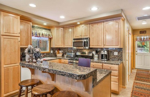 Tahoma Cabin | Lazy Bear Cabin in Tahoma - Hot tub, backyard with patio