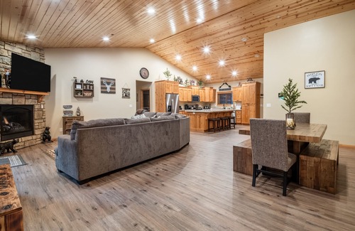 Summit Estates House | Lazy Bear Lodge by AvantStay | 🌲 Pine Tree Paradise w/Game Room