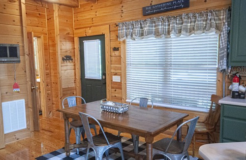 Blairsville Cabin | Lazy Bear Retreat. Awesome 3 Bedroom 3 Bath Cabin with Internet access.