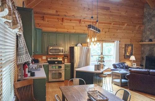 Blairsville Cabin | Lazy Bear Retreat. Awesome 3 Bedroom 3 Bath Cabin with Internet access.