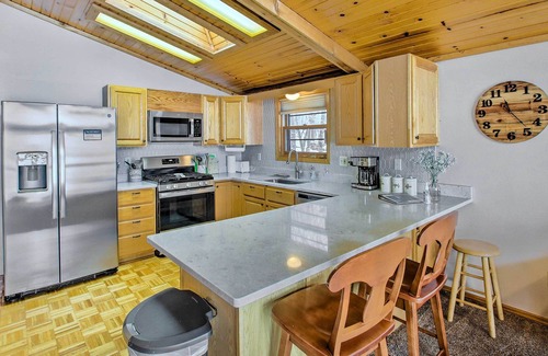 Markesan Cabin | 'Lazy Days Lakehome' w/ Wraparound Deck!