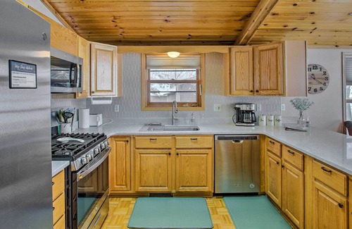 Markesan Cabin | 'Lazy Days Lakehome' w/ Wraparound Deck!