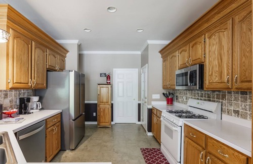 Leesville House | Lazy Days on Lakeshore - Private Dock, Kayaks SUP, Arcades and more