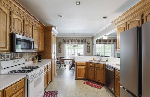Leesville House | Lazy Days on Lakeshore - Private Dock, Kayaks SUP, Arcades and more
