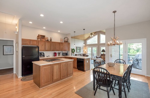 Fleetwood Cottage | Lazy Days on the New River | Waterfront Cabin | Close to Downtown