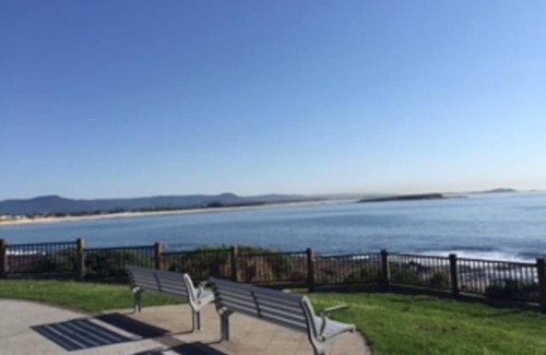 Barrack Point Villa | LAZY DAYZ SHELLHARBOUR is less than 5 mins walk to 2 beaches and Little Lake
