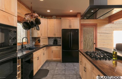 Buffalo Soapstone House | Lazy Mountain View- Spacious log home with mountain views, just north of Palmer