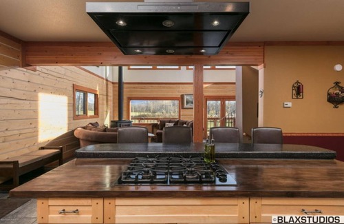 Buffalo Soapstone House | Lazy Mountain View- Spacious log home with mountain views, just north of Palmer