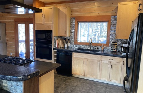 Buffalo Soapstone House | Lazy Mountain View- Spacious log home with mountain views, just north of Palmer