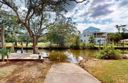 Shoreline Park House | Lazy River, Lazy Days