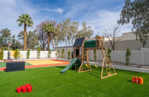 Glendale House | Lazy River Luxe 6 BR Sleeps 16 Pickleball Hot Tub