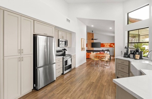 Glendale House | Lazy River Luxe | Pickleball | 6BR's | Pool & Spa