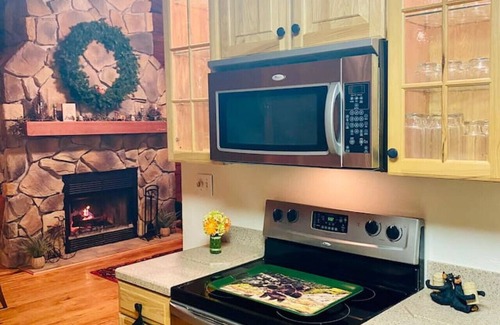 Farmington Cabin | LazyBearLodge~Cozy Lodge with HOT TUB & Pool Table